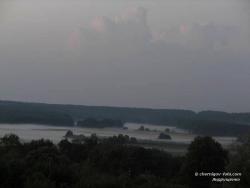 Залитые туманом луга у реки Убедь, рядом село Ляшковцы