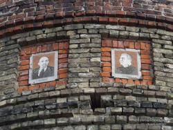 Портреты Ленина и Сталина на водонапорной башне
