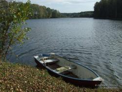 Деревянная лодка на озере Бернадском