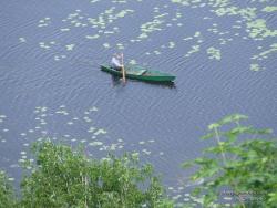 Рыбак в лодке на озере у Десны