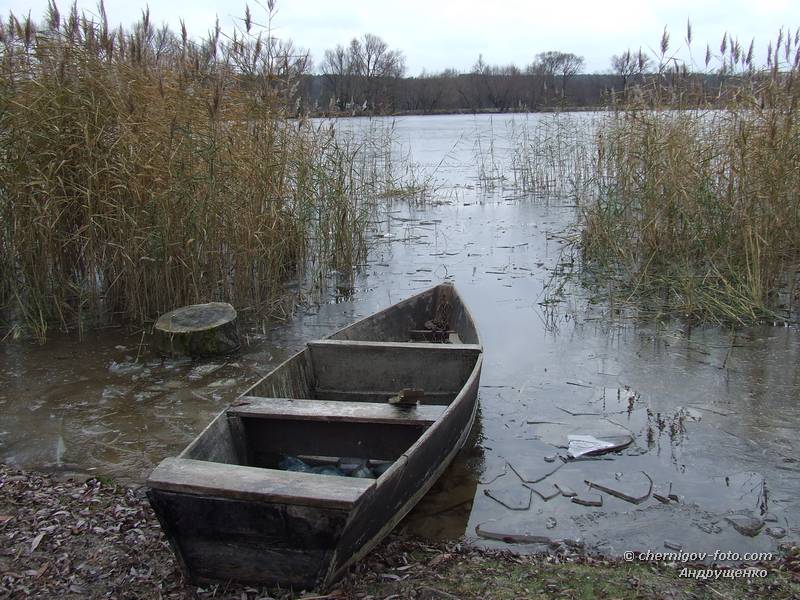 Лодка у озера, скованного первым морозом