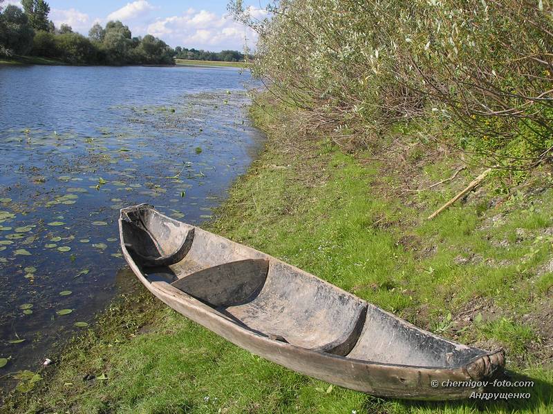 Лодка-долбленка на озере у Десны