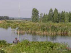 Рыбак у небольшого озера