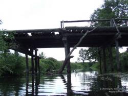Деревянный мост над рекой