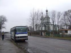 Автобус у церкви в селе Чернотичи