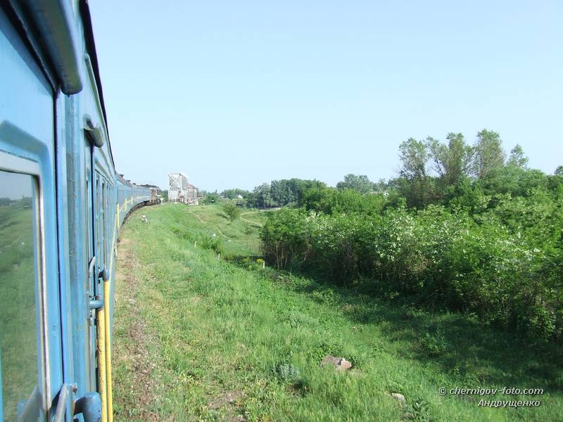 Поезд на подъезде к мосту через Десну