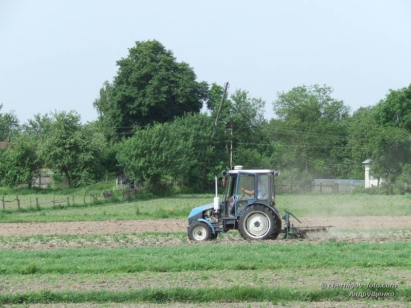 Трактор в поле