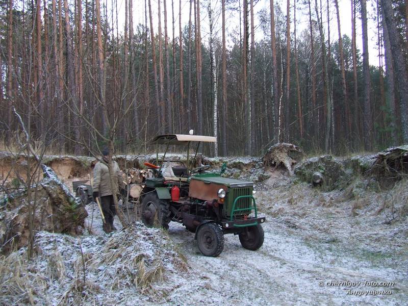 Самодельный трактор в лесу зимой