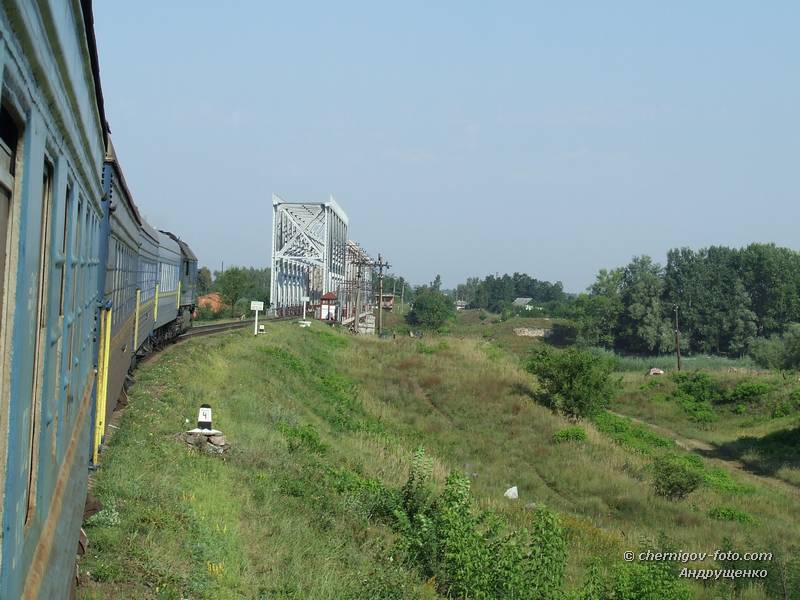Поезд подходит к мосту через Десну