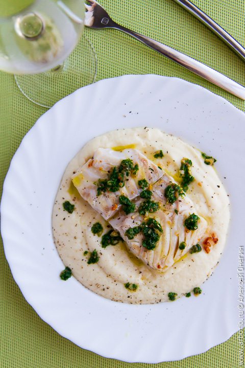 If the cod is not sticking out of the pan, you do not need to injure the fillet with a spatula - just fry further, shaking the pan with smooth movements back and forth, and at the right moment the fish will lag behind the bottom