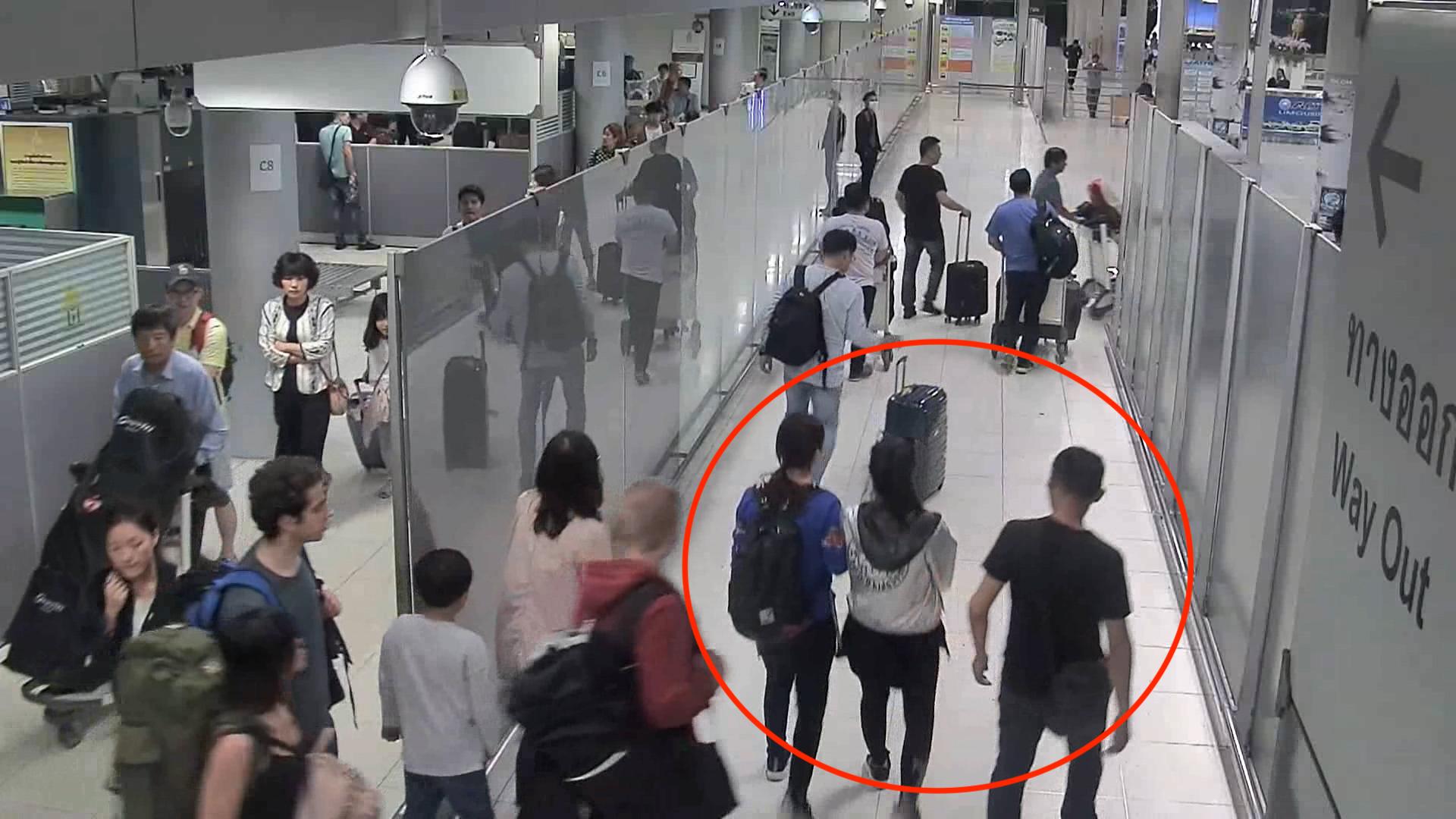 39-летний Джинкай Чен приземлился в аэропорту Суварнабхуми в Бангкоке, Таиланд, 6 мая вечером после перелета из Гонконга на короткие расстояния