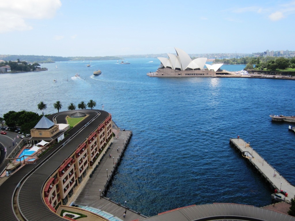 Парк Hyatt Sydney и Сиднейский оперный театр, как видно из моста через мост в Сиднее, январь 2011 года