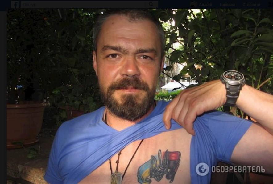 Убийца вошел во двор маленького отеля, который построил боец, и охотничьим ружьем выстрелил ему в спину