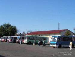 Автобусы на площади у автовокзала