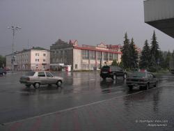 На улицах Нежина под дождем