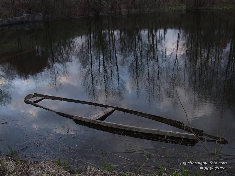 Затопленная лодка в озере