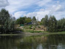 Сельские дворы у реки Десна