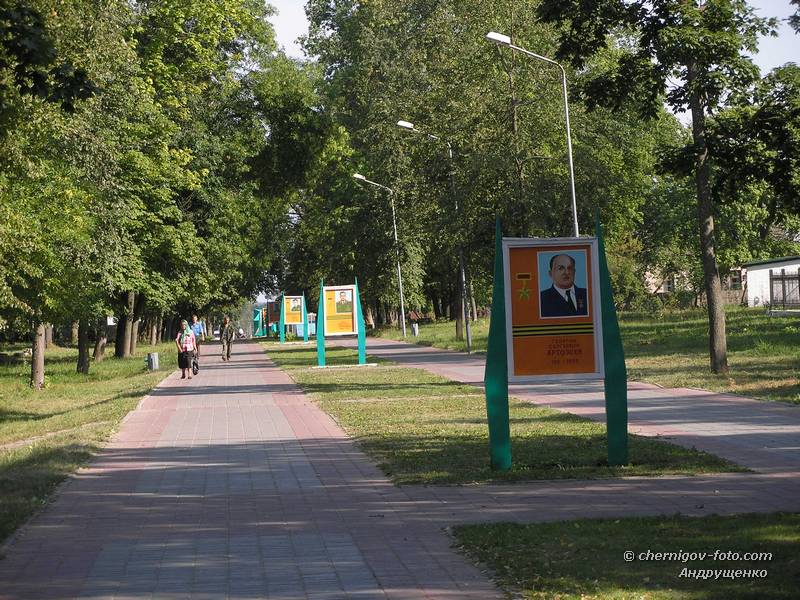 На аллее Героев в центральном парке Семеновки
