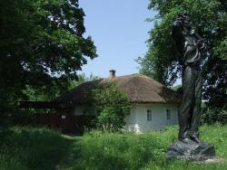 Памятник Довженко