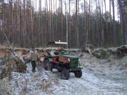Самодельный трактор в лесу зимой